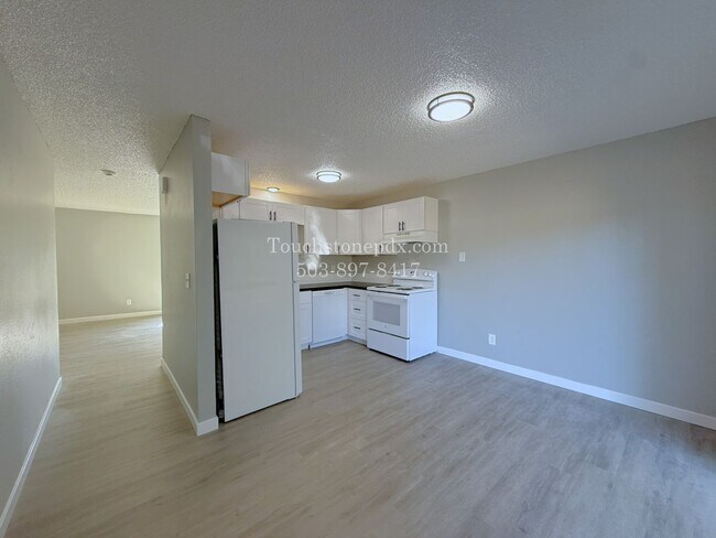 Building Photo - Bright East Portland 3 Bed Apartment Home with Two-Level Layout and Assigned Parking