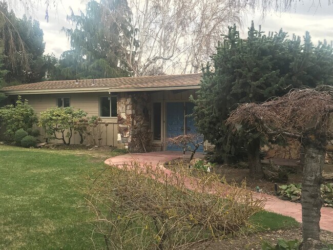 Building Photo - 4 Bedrooms, Pool & Golf Course Views!