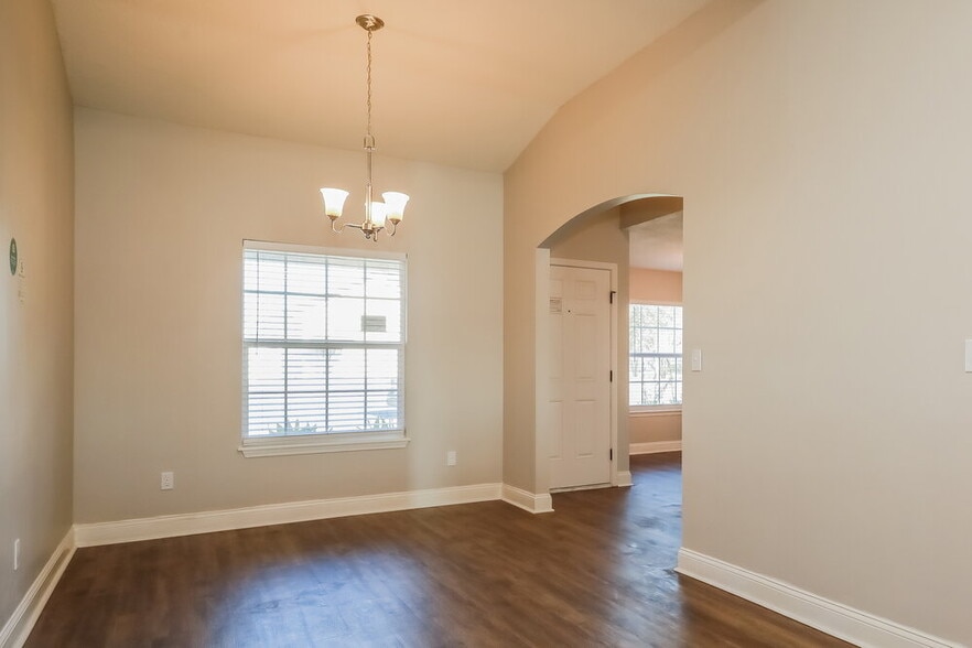 Building Photo - 3163 Pine Haven Dr
