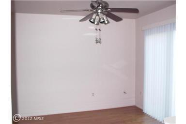 Building Photo - Spacious townhouse, walk to METRO, pool, parking, all you could want!
