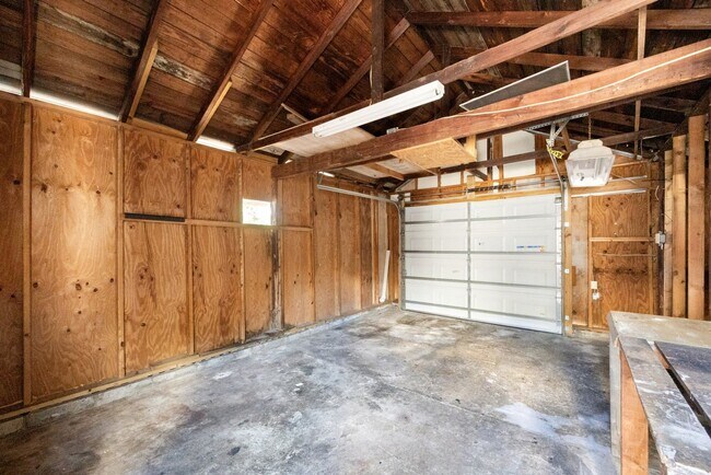 Building Photo - Cute St Pete Bungalow 3/1