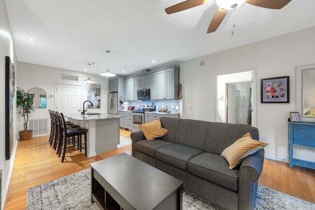 Building Photo - Charming 2BR Condo in Asheville