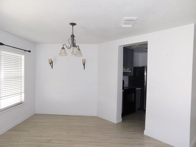 Building Photo - Creekside