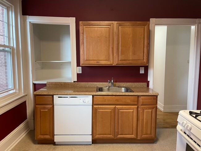 Building Photo - Large 2Nd. Floor 1 bedroom Apt.