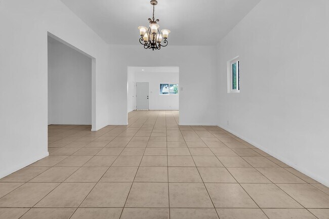 Building Photo - 915 E 91st St