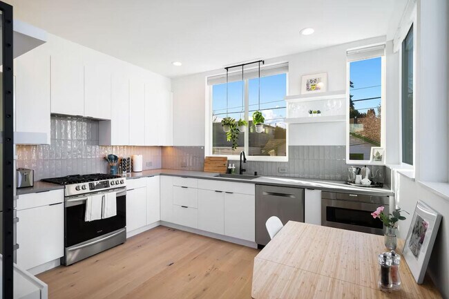 Building Photo - 4510 1st Ave NE