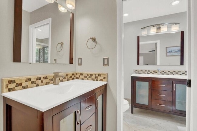 Building Photo - 940 Rainberry Lake Dr