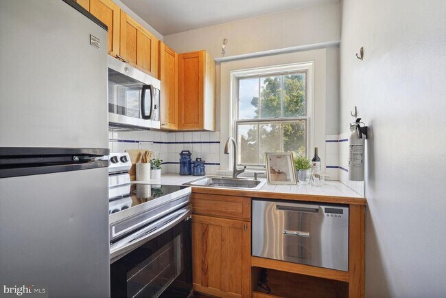 Building Photo - 3901 Cathedral Ave NW