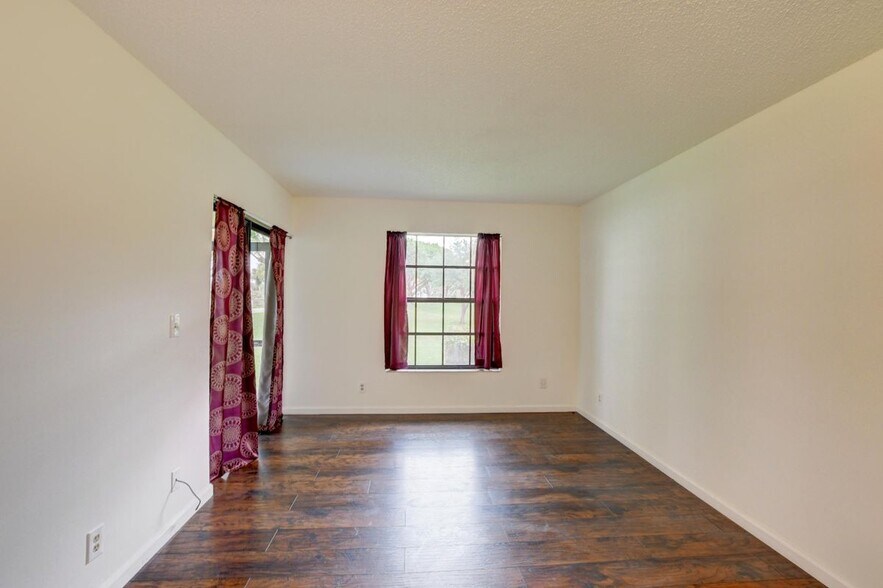 Building Photo - 499 Hardwood Pl