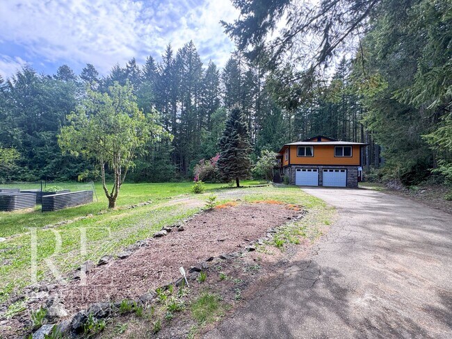 Building Photo - Bright & Spacious Split-Level Home with Gourmet Kitchen, Skylight & Expansive Yard