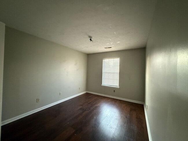 Building Photo - 2 Bedroom pay ONLY Electric!