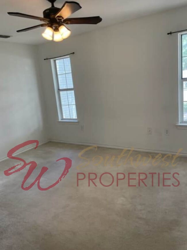 Building Photo - Good looking 3 bedroom 2 bath with huge yard!