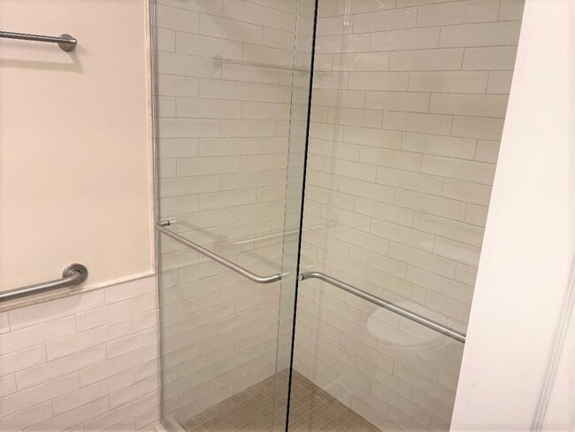 Building Photo - 1050 Southbury Ln