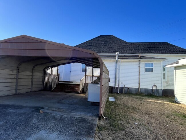 Building Photo - 201 Pike St