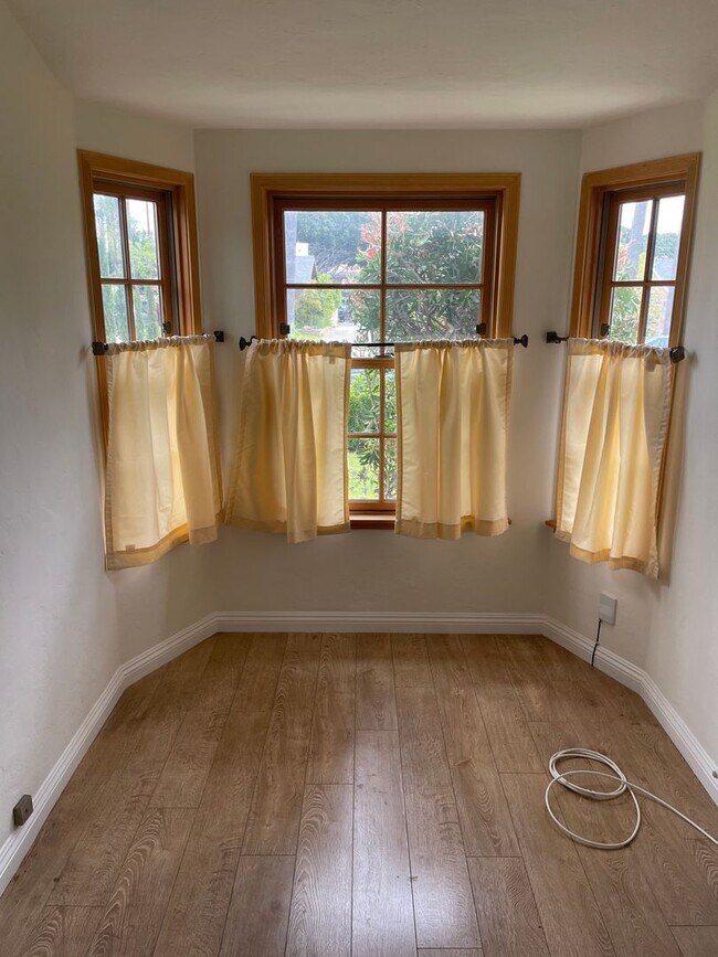 Building Photo - APT PRIMROSE