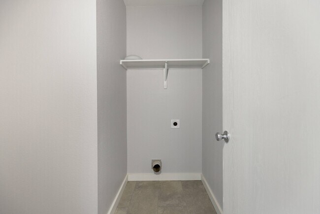 Building Photo - Updated 4/BR 2/BA Home Minutes from Downtown!