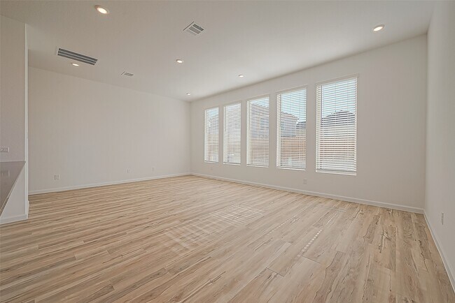 Building Photo - 5402 Holly Hvn Ct