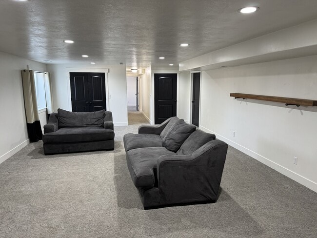 Building Photo - 890 W 110 S