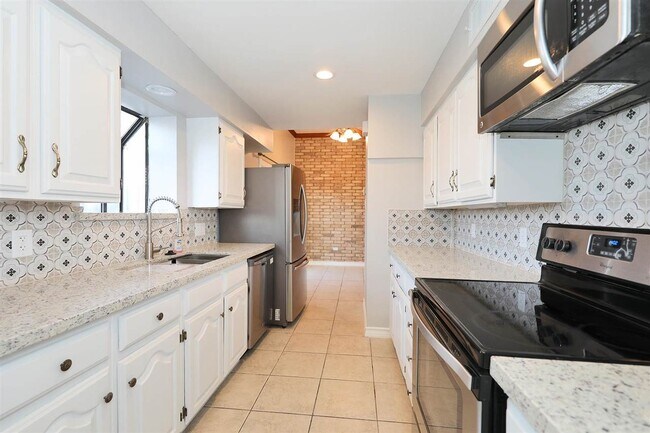 Building Photo - 2600 E San Jose St