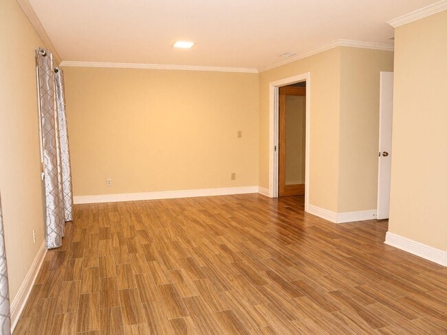 Building Photo - 240 Yacht Club Dr NE