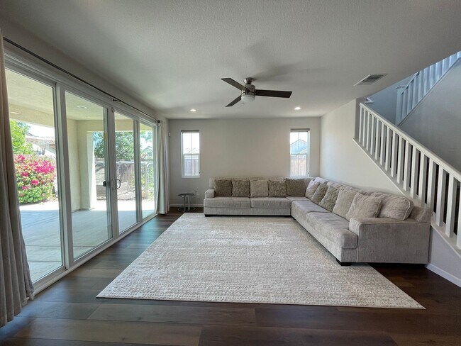 Building Photo - 427 Avignon Way