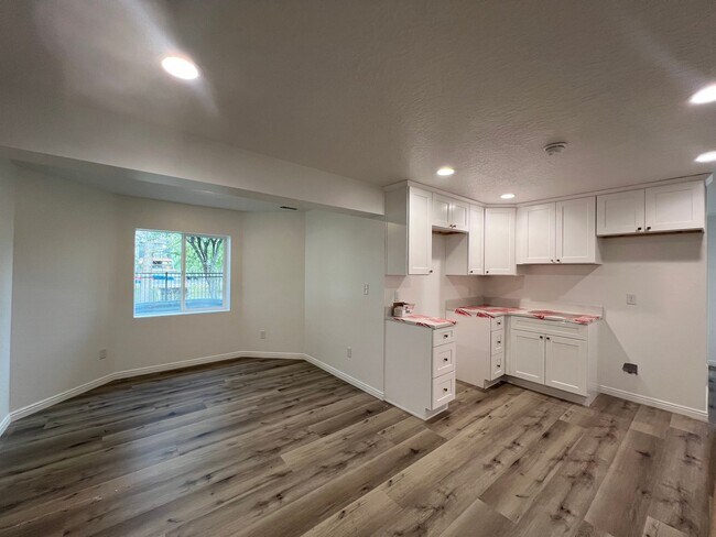Building Photo - 213 Lakeview Dr