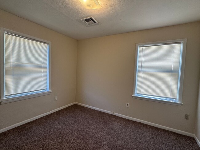 Building Photo - 1605 NW Williams- AVAILABLE NOW!