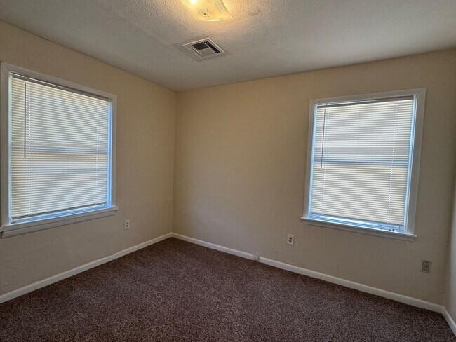 Building Photo - 1605 NW Williams Ave