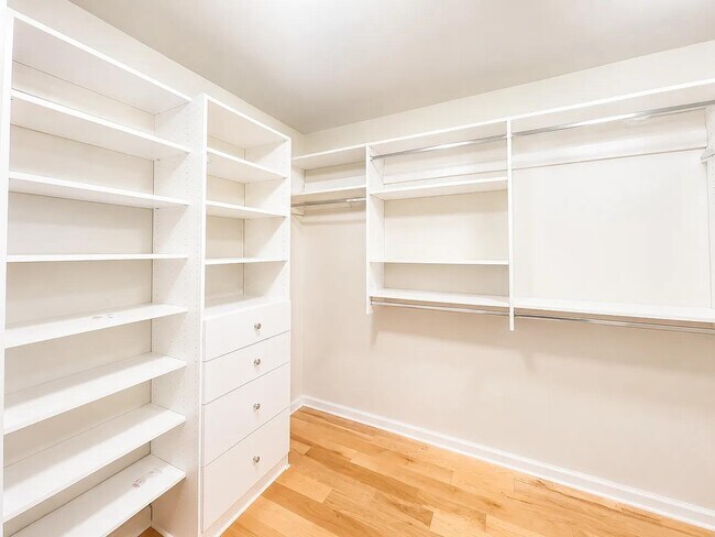Building Photo - 10 Lynell Pl