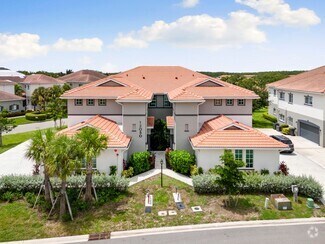 Building Photo - Stylish Corner Coach Home in Prime Fort My...