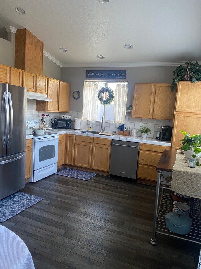 Fully equipped kitchen: dishes, cookware, spices - 7200 Ishi Point Ct