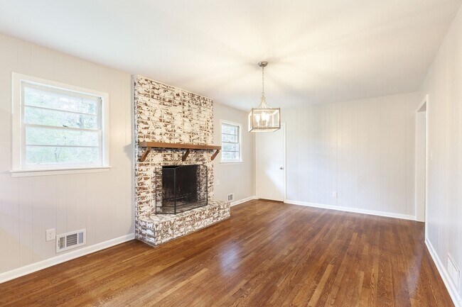 Building Photo - Very Spacious 4/3 w/ Finished Basement in Great Smyrna Location!