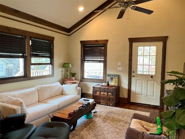 Building Photo - 1021 Louise St