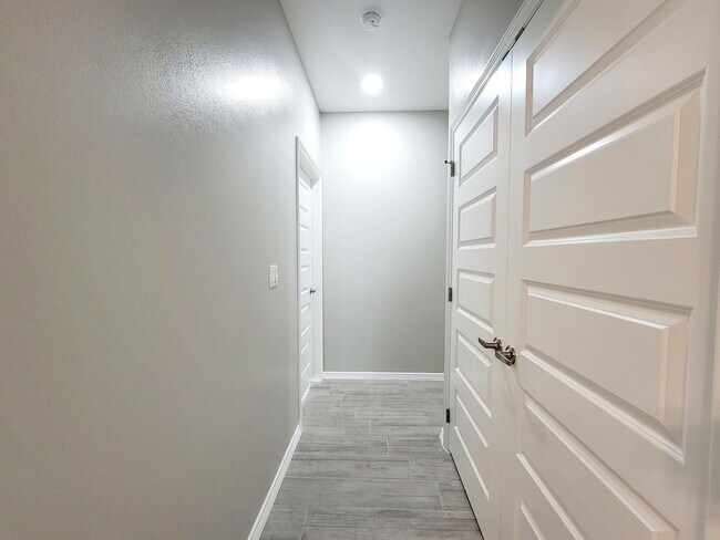 Building Photo - "Spacious 3-Bedroom Haven with Elegant Granite Touches in Weslaco!"