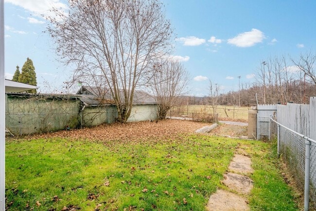 Building Photo - SCORE 50% OFF 1ST MONTH'S RENT IF SIGNED BY APRIL 10! Stunning 3 bedroom home in Aliquippa availa...