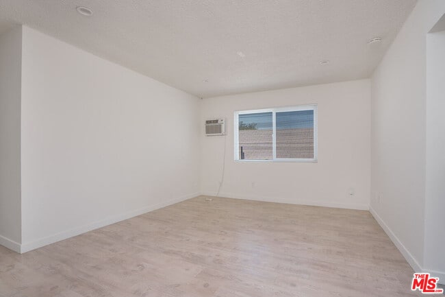 Building Photo - 1361 Riverside Dr
