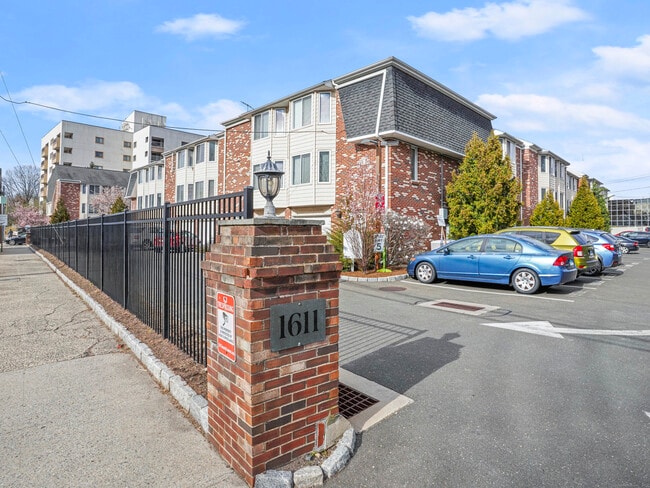 Building Photo - 1611 Washington Blvd