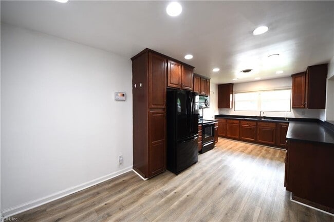 Building Photo - 823 Brentwood Dr