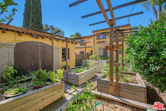 Building Photo - 500 N Las Palmas Ave
