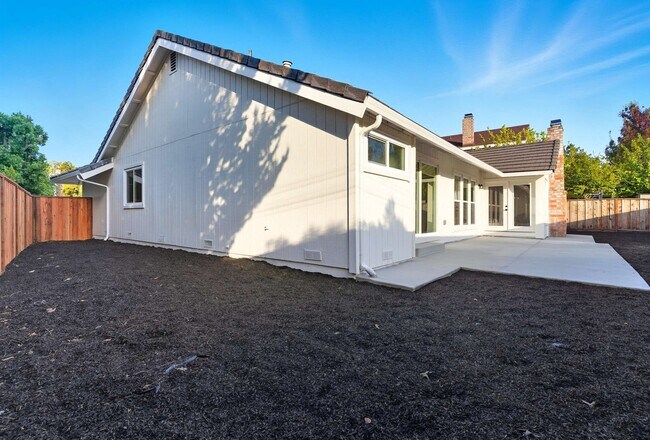 Building Photo - 11 Paddock Ct