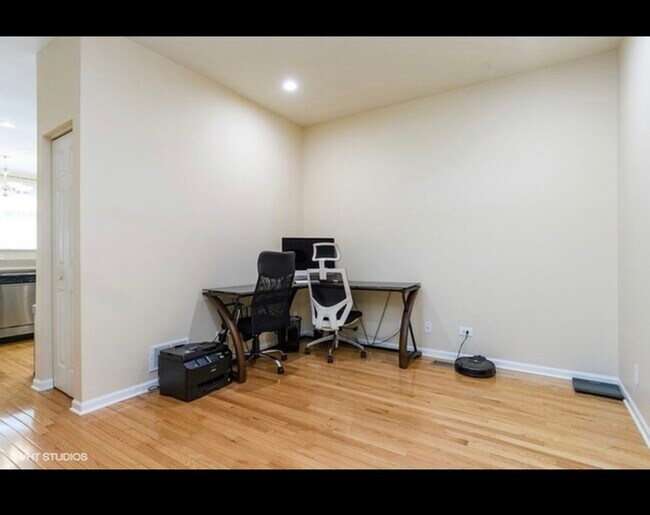 Building Photo - 884 Havenshire Rd