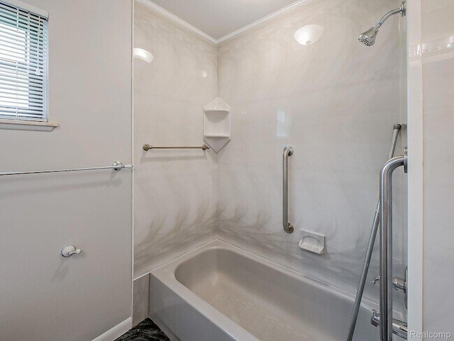 Building Photo - 7580 Thornwood St