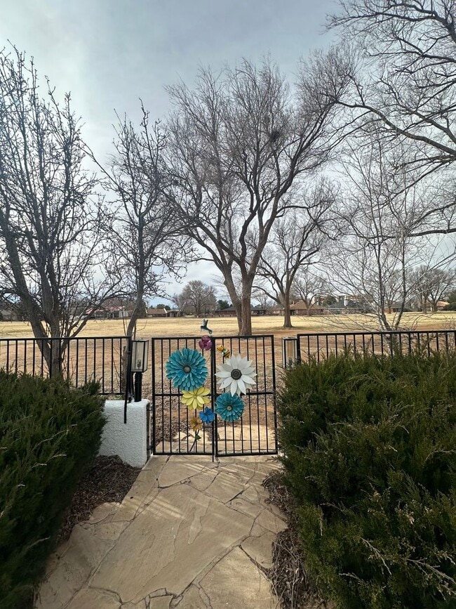 Building Photo - Spacious 3 Bed Home with Pool & Hot Tub!