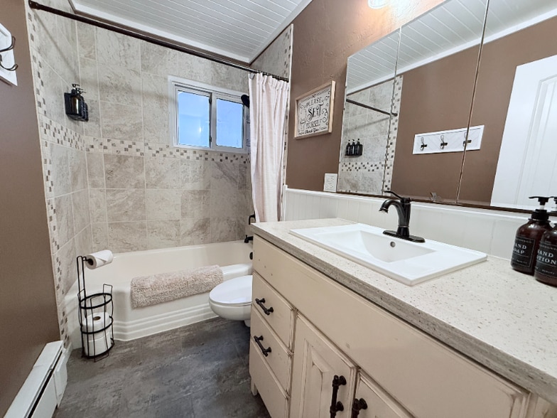 Building Photo - 105 3rd Ave W