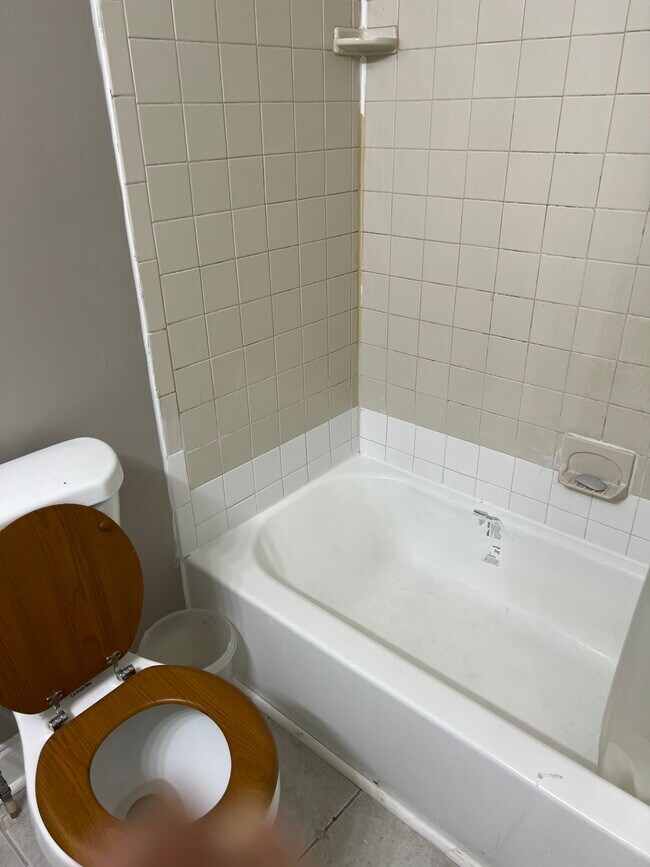 Full bath - 1419 Ward St