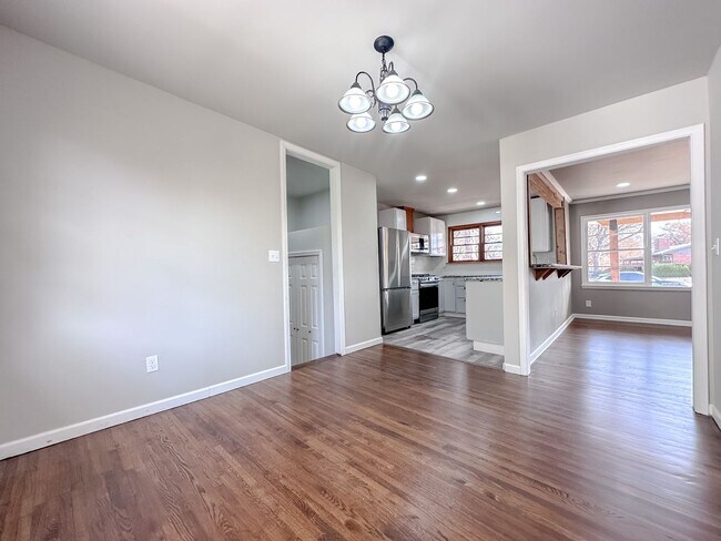 Building Photo - Midtown Tulsa: Stunning 4 bedroom 2 bathroom home