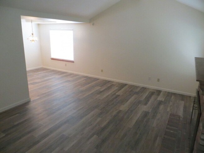 Building Photo - North Fresno Home, 3BR/2BA, Built 1989 - Lots of Amenities!