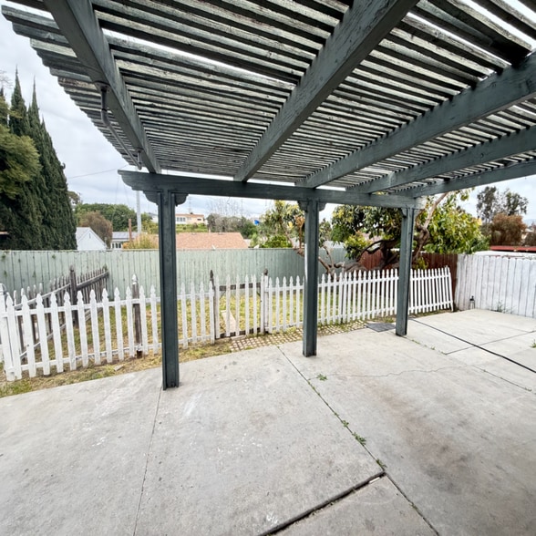 Building Photo - 3635 Nassau Dr