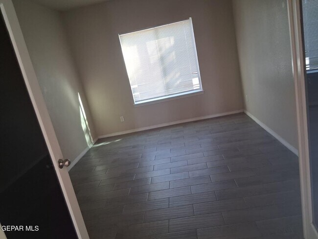 Building Photo - 613 Valley Plum Ave