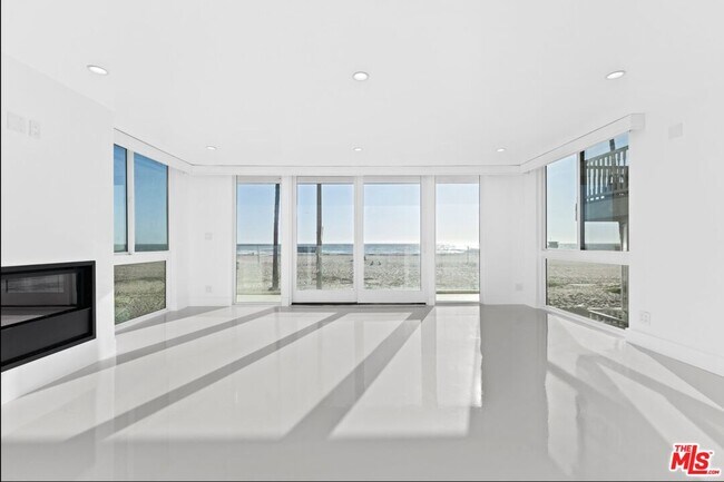 Building Photo - 2419 Ocean Front Walk